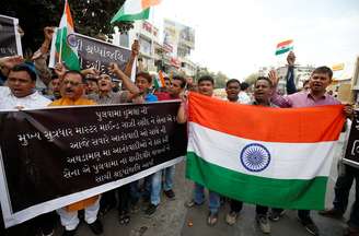 Manifestantes seguram bandeiras da Índia durante protesto contra ataque na Caxemira
18/02/2019 REUTERS/Amit Dave
