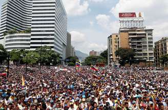 Apoiadores do líder da oposição na Venezuela, que muitos reconhecem como presidente de fato do país,  Juan Guaido, participam de protesto contra o presidente Nicolas Maduro, em Caracas. 1/5/2019. REUTERS/Carlos Garcia Rawlins