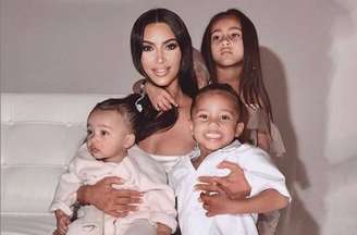 Kim Kardashian e os filhos.