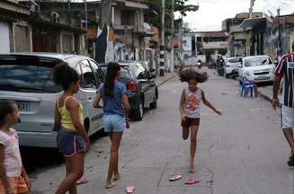 Crianças sem aula devido ao coronavírus brincam na Cidade de Deus, no Rio de Janeiro
22/03/2020
REUTERS/Ricardo Moraes
