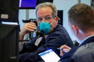 Operador usa máscara de proteção na Bolsa de Nova York depois que operadores testaram positivo para coronavírus
19/03/2020
REUTERS/Lucas Jackson