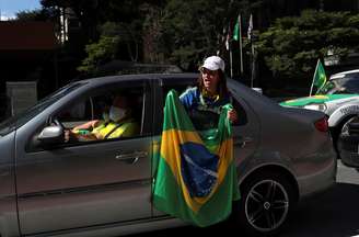 Apoiadores do presidente Jair Bolsonaro participam de carreata contra medidas de isolamento em São Paulo
03/05/2020
REUTERS/Amanda Perobelli