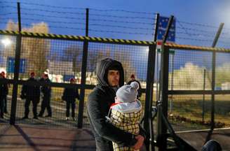 Migrante em fronteira fechada entre Sérvia e Hungria --esta, membro da União Europeia 
06/02/2020
REUTERS/Bernadett Szabo