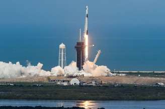 Nasa lança foguete para missão espacial tripulada após nove anos
