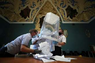 Membros da comissão eleitoral esvaziam urna em local de votação em Moscou
01/07/2020
 REUTERS/Evgenia Novozhenina