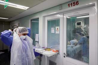 Profissionais da saúde em hospital de Porto Alegre (RS) em meio à pandemia de coronavírus 
17/04/2020
REUTERS/Diego Vara