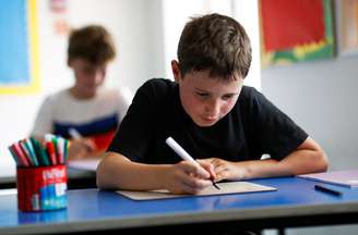 Criança em sala de aula em Watlington, no Reino Unido, em meio à pandemia de Covid-19
17/07/2020 REUTERS/Eddie Keogh