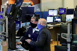 Trabalhadores usam máscaras no primeiro dia de negociação presencial desde o fechamento da trading floor por causa do coronavírus, em Nova York, EUA, 26 de maio de 2020. REUTERS/Brendan McDermid