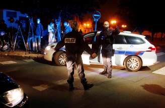 Policiais franceses patrulham área de Conflans Sainte-Honorine próximo ao local de ataque a professor
16/10/2020
REUTERS/Charles Platiau