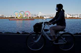 Ciclista passa pelos anéis olímpicos em Tóquio
01/12/2020
REUTERS/Kim Kyung-Hoon