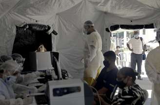 Pessoas aguardam para fazer tese de de Covid-19 em São Gonçalo, Rio de Janeiro
 4/12/2020 REUTERS/Ricardo Moraes