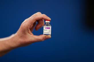 Frasco de vacina da AstraZeneca a ser aplicada em hospital da Escócia
07/01/2021
REUTERS/Russell Cheyne