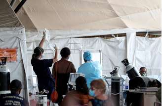 Pacientes são atendidos em barracas montadas no estacionamento de hospital em Pretória
11/01/2021
REUTERS/Siphiwe Sibeko