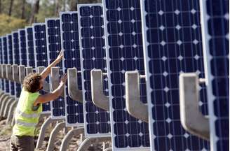 Usina de energia solar equipada com "trackers", que permitem que painéis acompanhem a luz do sol para aumentar a produtividade.  REUTERS/Regis Duvignau 