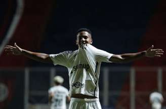 Ângelo se tornou o jogador mais jovem a marcar na Copa Libertadores (Foto: Natacha Pisarenko / AFP / POOL)