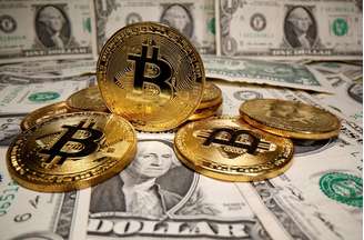 Representações da moeda virtual bitcoin são colocadas sobre cédulas de dólares. 26/5/2020. REUTERS/Dado Ruvic