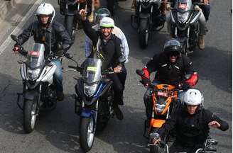 Presidente Jair Bolsonaro acena a apoiadores durante manifestacação de motociclistas que liderou no Rio de Janeiro
23/05/2021
REUTERS/Pilar Olivares
