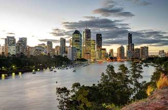 Brisbane está entre as principais cidades do mundo nos quesitos segurança pública, limpeza urbana, bem estar social e conservação dos patrimônios públicos. A terceira maior cidade australiana, com 2,2 milhões de habitantes e capital do Estado de Queensland, não é nem muito grande, nem muito pequena. Às margens do rio de mesmo nome, Brisbane é a única capital com clima subtropical do país, ela é chamada de “Capital dos Dias Ensolarados”. Por lá você pode esperar clima quente no verão e inverno ameno. Não muito longe, a apenas uma hora de distância, estão as praias da Gold Coast. Brisbane tem uma vida noturna é agitada e conta com boas opções de bares e boates. Há também muitos lugares tombados como patrimônio histórico, como o sítio arqueológico de fósseis mamíferos de Riversleigh. Para relaxar, o Roma Park é um conhecido ponto de encontro entre jovens.  