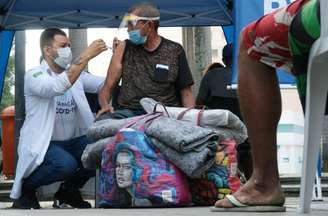 Vacinação de moradores em situação de rua no Rio de 
27/1/2021 REUTERS/Ricardo Moraes