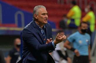 'Quando o Everton Ribeiro entra, começa a potencializar a equipe, mas o primeiro foi abaixo do que prevíamos', disse Tite (NELSON ALMEIDA / AFP)