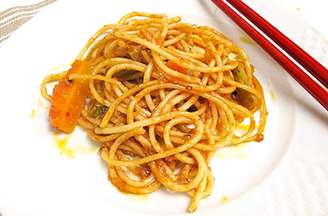 Espaguete com molho de anchova e tomate