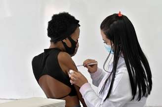 Adolescente recebe aplicação de dose da vacina Pfizer-BioNTech contra Covid-19 em Betim
16/06/2021 REUTERS/Washington Alves