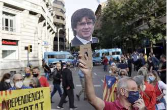 Protesto em Barcelona contra prisão de Carles Puigdemont na Sardenha