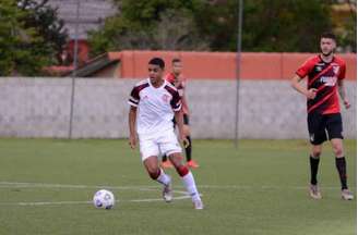 Igor Jesus, volante do sub-20 do Flamengo, em ação contra o Athletico (Foto: Cahuê Miranda / Athletico Paranaense)