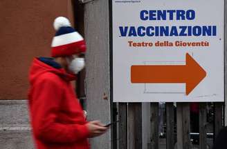 Entrada de centro de vacinação anti-Covid em Gênova, na Itália