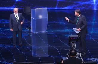 Lula e Bolsonaro durante debate na Band