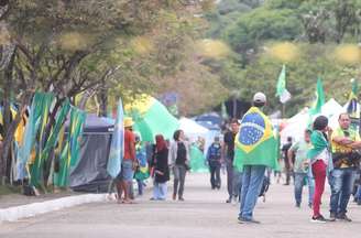 Grupo de bolsonaristas protesta em frente ao Comando Militar do Sudeste, próximo ao Parque Ibirapuera e à Assembleia Legislativa em São Paulo