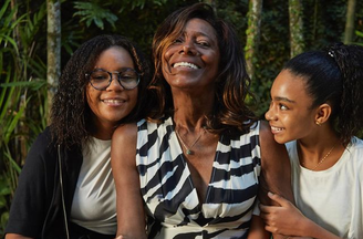 Glória Maria adotou as duas filhas em 2009, após trabalho voluntário na Bahia