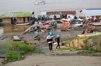 Embarque no porto de Manacapuru das equipes de pronto atendimento às vítimas do desbarrancamento no município de Beruri