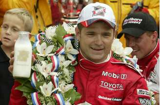 Gil de Ferran celebra vitória na 87ª edição do Indianapolis 500 em 2003