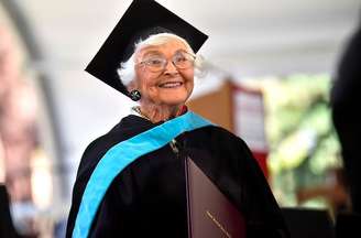 Virginia "Ginger" Hislop conclui mestrado pela Universidade de Stanford aos 105 anos