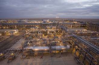 Planta da Saudi Aramco; ministro da Energia da Arábia Saudita, Abdulaziz bin Salman, anunciou descoberta de sete depósitos de petróleo e gás.