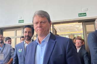 O prefeito Ricardo Nunes (MDB) e o governador Tarcísio de Freitas (Republicanos) durante evento em SP