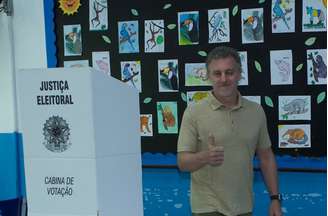 Luciano Huck vota no Rio