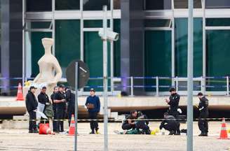 O corpo do Homem identificado como Francisco Wanderley Luiz, que se explodiu na noite de ontem em frente ao Supremo Tribunal Federal (STF) em Brasília, foi periciado por Policiais Federais e retirado por agentes do Instituto Médico Legal (IML) na manhã desta quinta-feira 14 de novembro