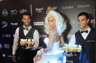 Débora Secco surge fantasiada de bolo no segundo look da noite no baile da vogue / 