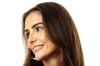 Atriz Deborah Secco após transplante de sobrancelha