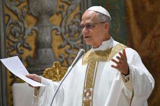 Leão XIV celebra sua primeira missa com os cardeais. Suas declarações têm reafirmado compromisso social.