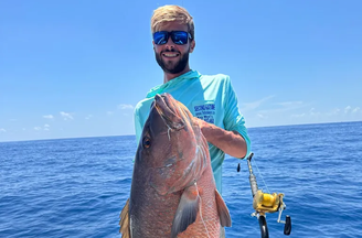 Zane Garrett em foto segurando um peixe de grande porte