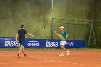 Lino de verde e Storck de preto 