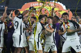 Jogadores do Corinthians vibram com o título da Copa do Brasil.
