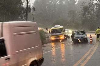 Uma mulher morreu em Taubaté após o carro dela ser atingido por uma árvore durante a chuva desta quarta-feira, 14