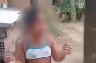 Em vídeos que circulam nas redes, uma criança aparece chorando enquanto outra tem o rosto lavado por um adulto