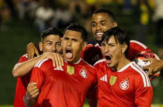 Jogadores do Internacional comemoram um dos gols na vitória diante do Ypiranga, em Erechim –