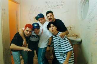 Até hoje um dos grupos musicais mais cultuados no Brasil, os Mamonas Assassinas deixaram apenas um disco de estúdio, com sucessos como Pelados em Santos e Robocop Gay