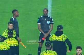 Árbitro Issa Sy intimidou jogadores após o jogo com o cartão vermelho na mão – Reprodução de vídeo